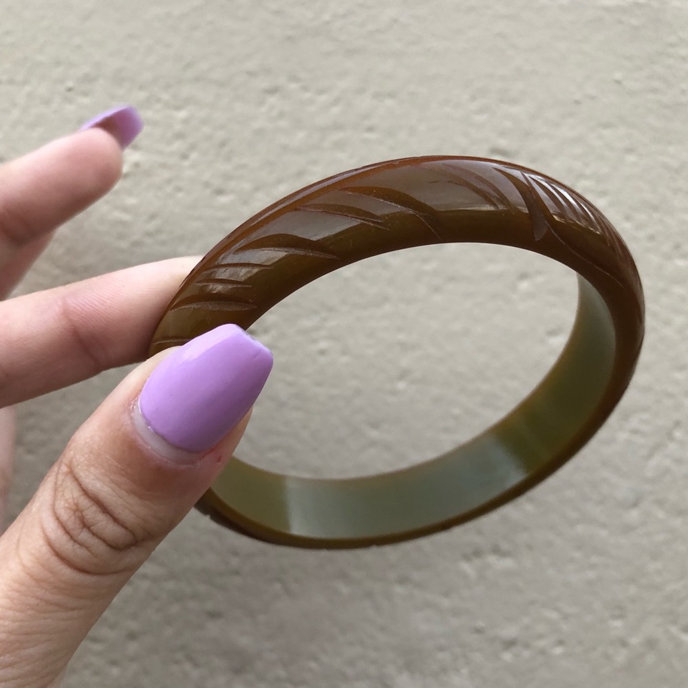 🍃 Olive Green Carved Bakelite Bangle 🍃